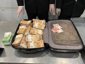 热搜！旅客行李箱装满巨额现金，海关当场查获！啥情况？