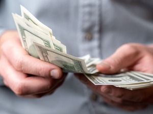 5.2万亿美元！超4%年化回报下美国储户疯狂涌入货币市场基金，恐成“一场随时可能发生的事故”