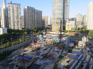 上海2023年首轮“抢地大赛”打响 房企在拍卖会场门口大喊“加油，好运！”