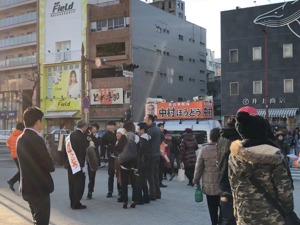 岸田“遇袭”后不到10天，日本政客再遭“锁喉”，街头袭击为何频发？