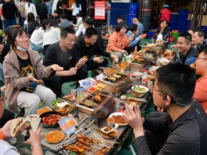 每经热评丨吃烧烤不应成为一场“战斗” 淄博在激流中需要保持清醒