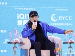 “卷王”张艺谋终于想通了：吸引观众才能生存，否则都是泡沫