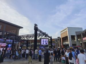 “完成销售任务很轻松”，这个“五一”，烟火气消费带旺商业地产，三四线城市奥莱也人从众