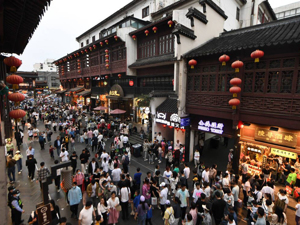 “五一”文旅生意火爆 民宿、酒店房价水涨船高