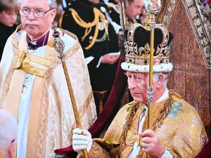 专题 | 戴上王冠！英国国王查尔斯三世正式加冕！法国、波兰总统等出席，拜登发推祝贺