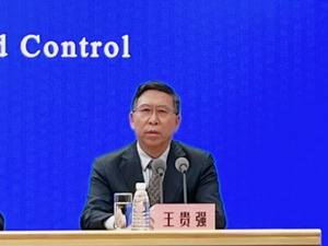 个别地区疫情小幅上升，如何防护？北大第一医院答每经问：高风险人群到人员聚集处要戴好口罩