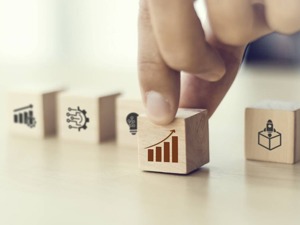 每经品牌100指数年度运行报告：稳成长高股息，跑赢三大“对标”指数