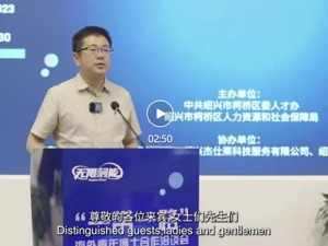 面对全场老外，局长直接飙起英文，火了！