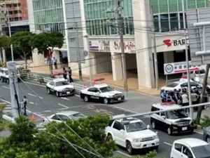 美驻冲绳总领馆附近突发！女子携带疑似爆炸物！驻日美军基地门前，警察与民众肢体冲突……