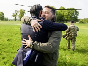 最新！泽连斯基已抵达英国，和苏纳克拥抱！英首相办公室：再给数百架……