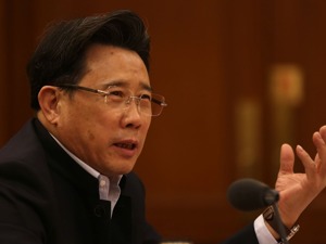 梁稳根走向幕后