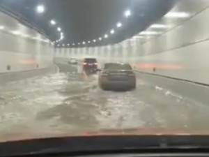 “海底隧道漏水了”！墙面不断有水渗出，女子开车惊呼！最新回应来了……