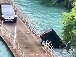 突发！游览车冲出“网红浮桥”，5人身亡，已联系家属！景区停业，多部门赶往现场……