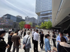 摇中就赚2000万，“一日夫妻”冲垮上海热门楼盘？记者现场调查发现确有黄牛，警方已介入