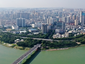 西部“弱省会”，正在批量制造东南亚网红