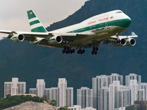 热搜第一！空乘歧视非英语旅客？国泰航空就旅客不愉快经历道歉：严肃调查处理