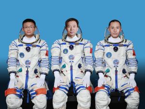 重磅！2030年前，中国人登月！景海鹏、朱杨柱、桂海潮，新“太空出差三人组”公布