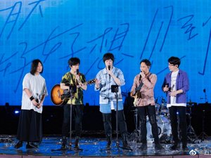 五月天演唱会的“高价”荧光棒，你愿意买单吗？
