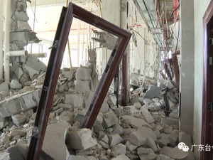 一人买下42套房欲全部打通，挖掘机吊到室内作业，上面还住着300多户！官方通报：暂不存在结构安全问题