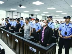 科级官员操作“假官司”套取3亿公款，一审被判死缓