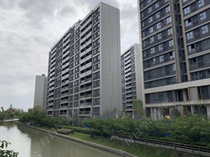 铝板变涂料，华侨城上海“最后的地王”陷降标风波，律师称“开发商难以被认定为违约”