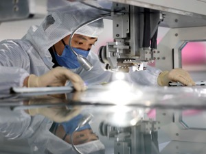 国务院：研究推动经济持续回升向好的一批政策措施 着力扩大有效需求、做强做优实体经济