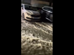 贵阳突降暴雨，市区积水淹过肩部！地铁“喷水池”站成喷水池，现已恢复运营