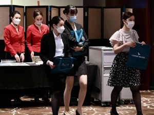 毛毯事件后续！国泰航空公布改善方案：增加讲普通话空乘，将在内地招聘机舱服务员