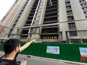 小区近三分之一房源卧室被遮挡、厨房间不通热水！上海内环新盘宁嘉馨苑遭业主维权……