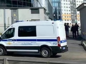 现场 | 探访圣彼得堡瓦格纳总部，入口被封，门口有警车警卫；莫斯科街头人流减少，小商贩照常出摊