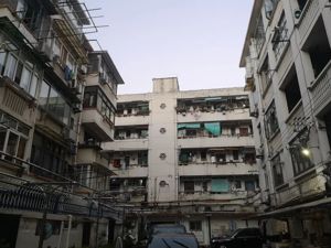 上海学区房“最强阵地”失守，两年内从近15万/平跌到约10万/平，专家称“溢价比例会缩水到10%左右”