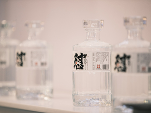 “千亿”光瓶酒赛道鏖战正酣：新老品牌抢滩市场 百元价格带持续扩容