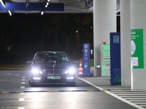 历史性一刻！“港车北上”政策正式实施，首辆香港单牌车驶入珠海