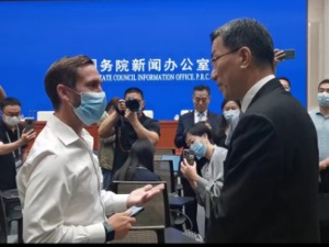补充回应仍不“尽兴”，国新办发布会后，教育部部长为何罕见走下会场再与记者交流起了这个话题……