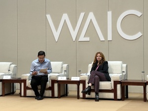 对话亚马逊生成式AI产品研究院院长Sherry Marcus：Titan大模型不开源，更看重参数质量丨WAIC 2023