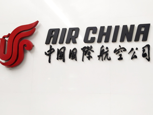 中国国航通报：1名旅客和1名乘务员受伤！上海飞北京一航班遇严重颠簸，空姐和乘客被甩到顶面