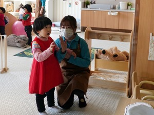建设城市一刻钟便民生活圈措施加码：引导邻近居民区的传统商场向社区商业中心转型，拓展运动健身、社区食堂等服务功能