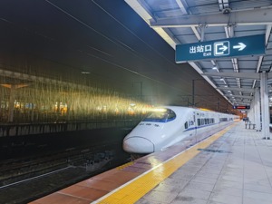 优势运距800至1500公里 成都首趟整列“高铁快运”动车组发车