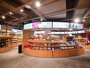 休闲零食越来越内卷 行业巨头争相试水线下发展新模式