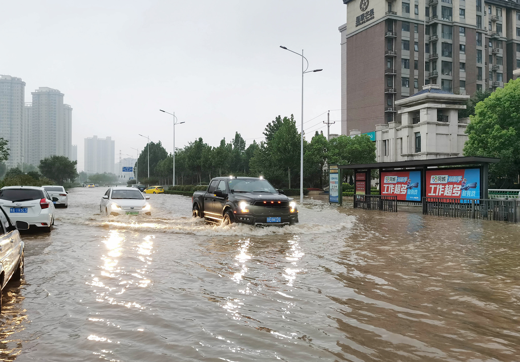 專題 | 北京門頭溝山洪暴發，大量汽車被沖走，有鐵路橋被沖斷！列車滯留超26小時