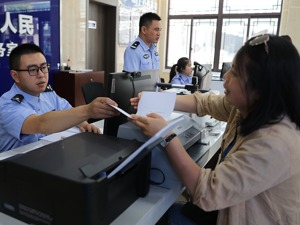 进一步降低落户门槛！公安部：全面放宽常住人口300万至500万大城市落户条件，鼓励取消年度落户名额限制 