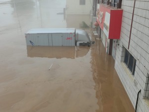 多股洪水漫涿州：被淹的200亿码洋物流园，被围困四天的六百村民……｜特写