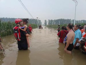 民间救援队赴涿的三天两夜：刚下高速就被“抢”到失联村 为不能一次救很多人感到抱歉