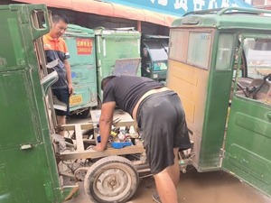 修车、清理淤泥、消杀快件……快递公司开启涿州灾后修复：恢复时间一周左右、货物理赔为当下难题