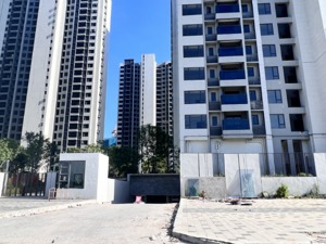 实探海伦堡中山两个延期交付楼盘：部分楼栋仍未完工，开发商称“正持续推进工程建设”