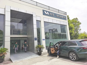 他从月入7万元跌至5千元 传统汽修人陷入“离和弃”困境