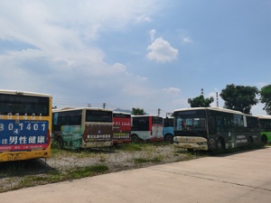 电池电量剩75%，车子就跑不动了 实探湖北黄石民营公交公司：数十辆公交车在荒草中晒太阳