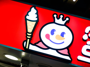 新茶饮IP对决：“卷王”加冕喜茶还是“雪王”?