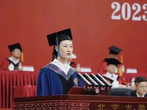 今年7月从北大毕业后，33岁奥运冠军丁宁当上了北大老师