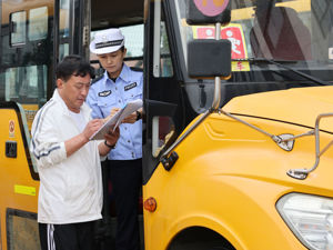 河北石家庄：校车“体检”迎开学